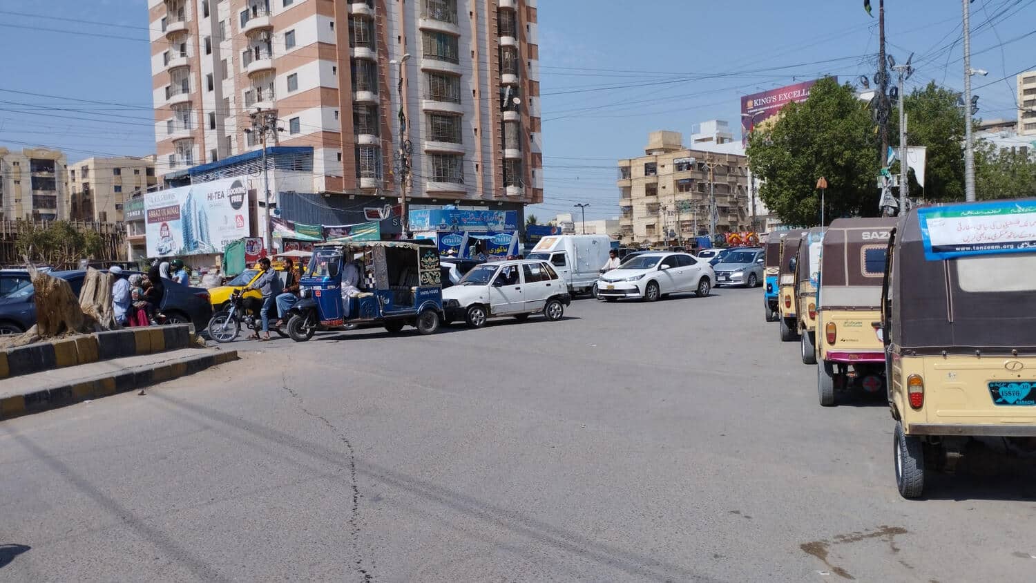Traffic at Munawar Chowrangi on the Gulistan-e-Johar corridor, before the underpass was built