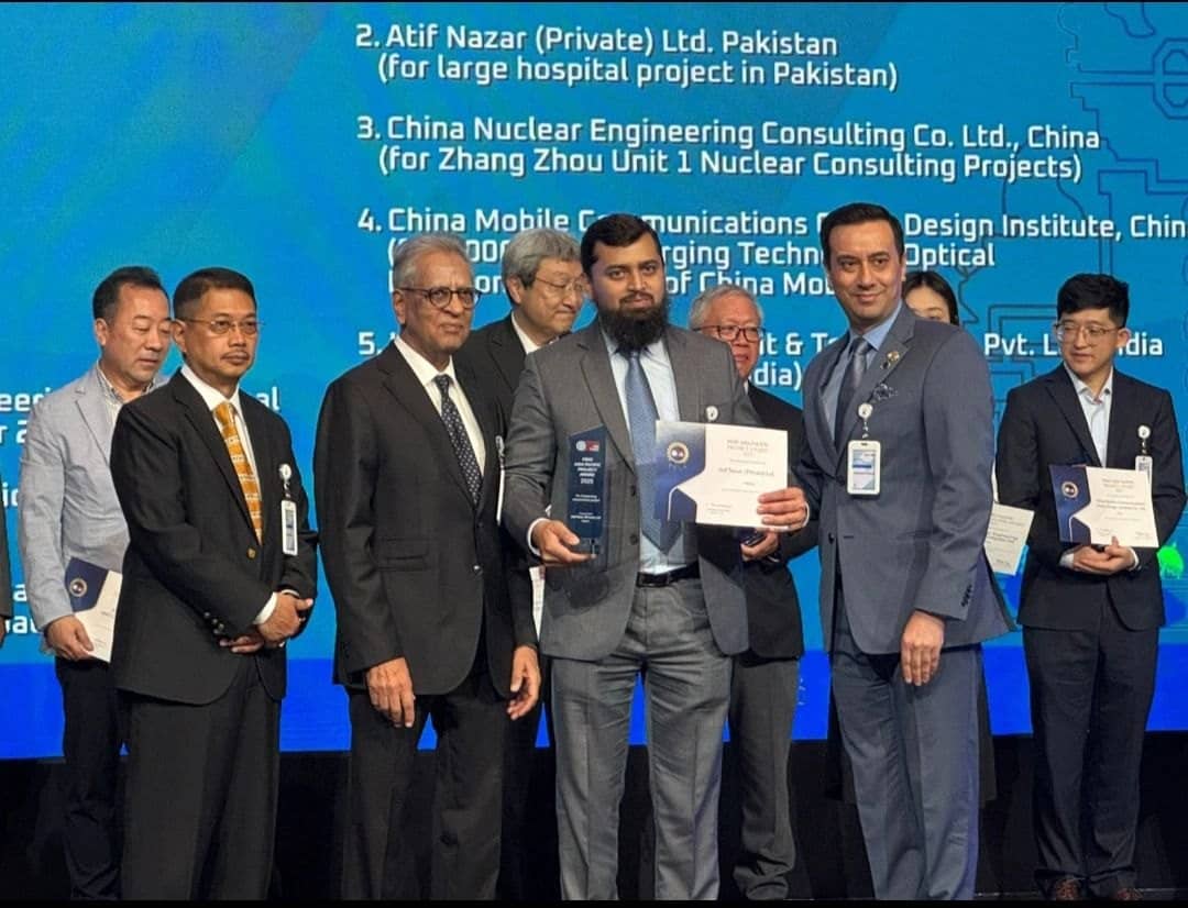 Engr. Wasif Nazar Siddiqui receiving the FIDIC Asia Pacific Project Award 2025 on stage