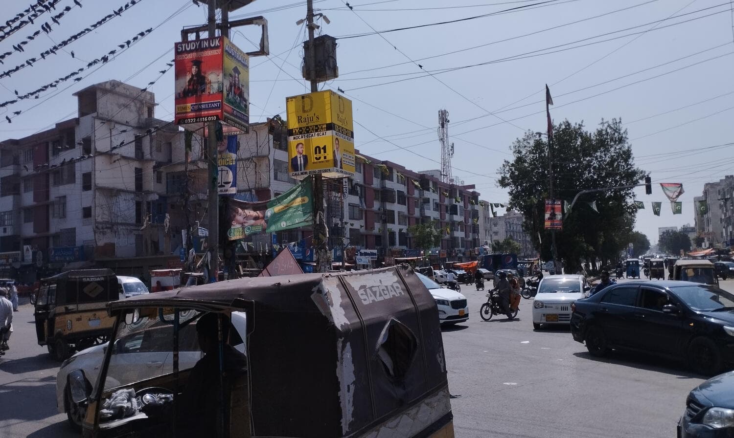 Existing condition — traffic at the junction. Underpass and Flyover at Maskan Chowrangi, Maskan Chowrangi, Gulshan-e-Iqbal, Karachi